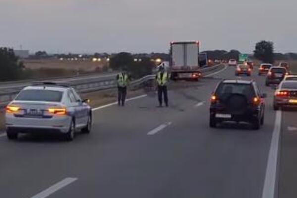 Stravična saobraćajka na auto-putu kod Novih Banovaca: Vozilo smrskano između kamiona i ograde (VIDEO)