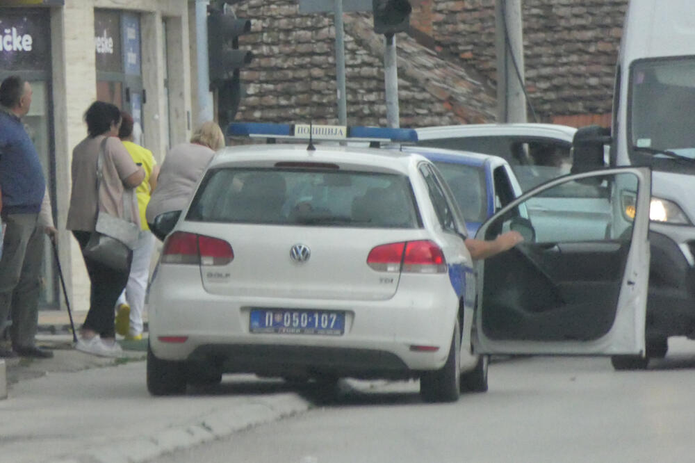 Filmska scena u Gornjem Milanovcu! Bežali od policije, a kroz prozor automobila izbacivali... bruka i sramota!