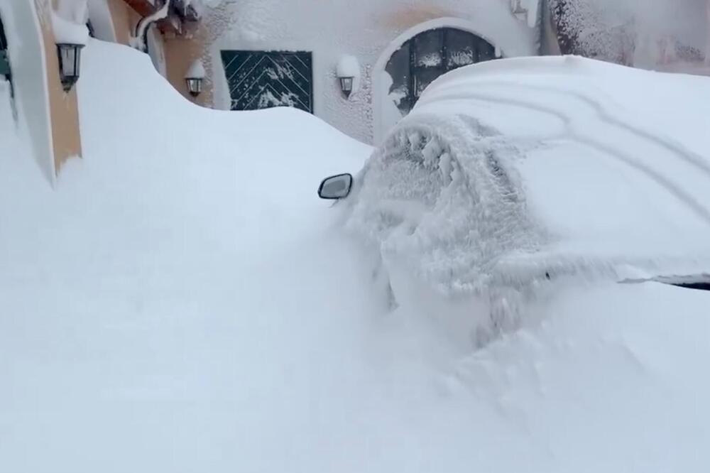 Pao sneg od metar u Austriji! Ljudi se jedva probijaju kroz smetove, automobili i ulazna vrata zavejani (VIDEO)