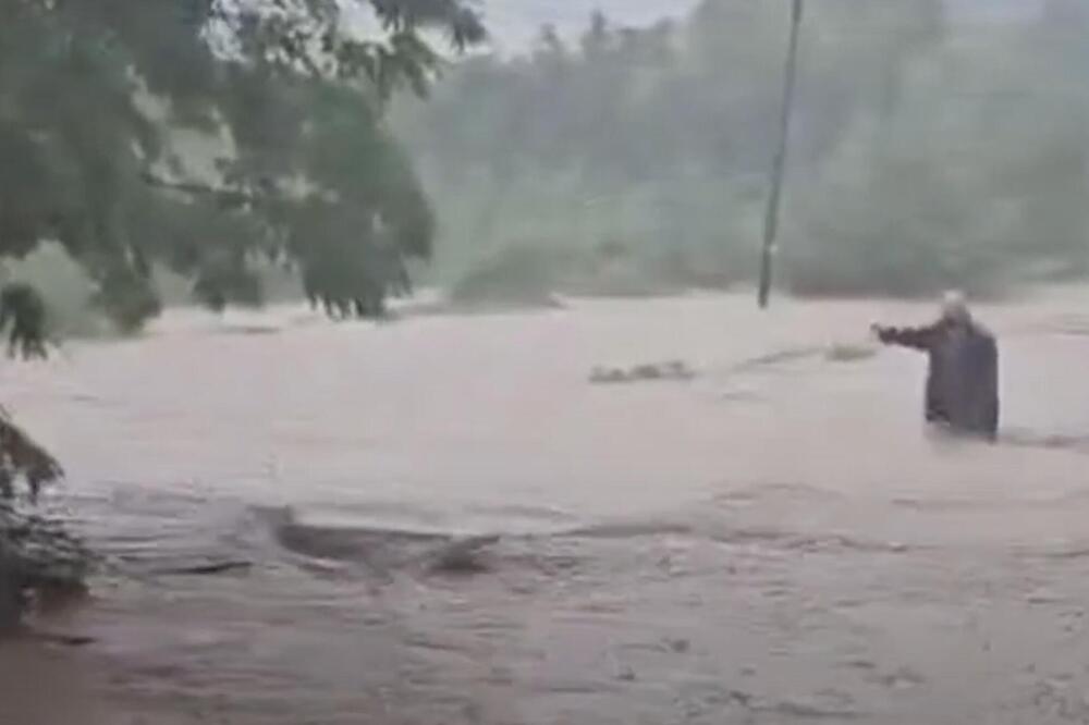 Voda dostiže do metar i po visine i pravi haos: Apokaliptične scene u Rumuniji, bujica nosi sve pred sobom (VIDEO)