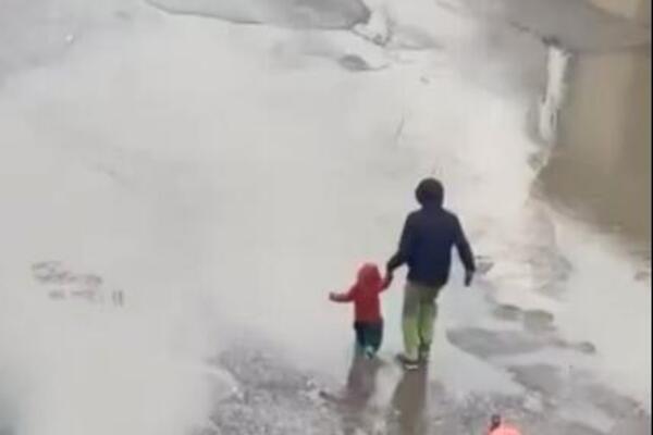 Poželećete da ste opet mali: Tata izveo dete na kišu u Beogradu, usledili momenti koje smo svi zaboravili (VIDEO)