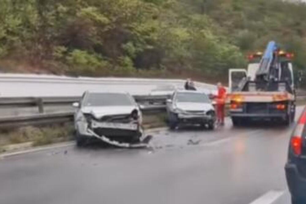 Lančani sudar na Begaljičkom brdu: Četiri automobila na bankini, kolaps u saobraćaju (FOTO)