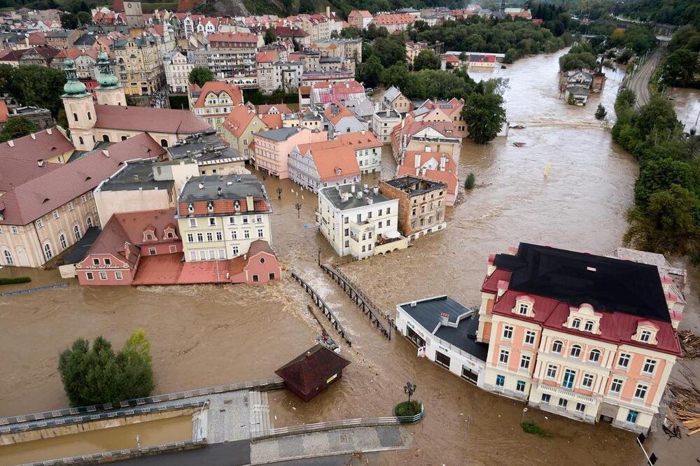 Jezive scene u Poljskoj, meštani odustali: Poplavljen grad, 30.000 stanovnika u agoniji "Izgubili smo bitku" (FOTO)