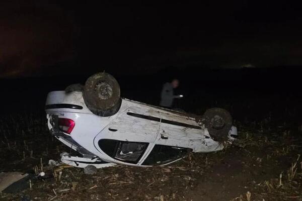 Jedna osoba teško, 5 lakše povređeno: Teška saobraćajka kod Inđije (FOTO)