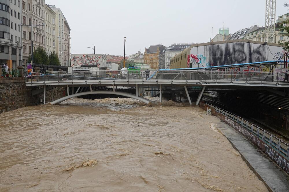 U Beču se ljudi do svojih kuća ili posla voze u čamcu: Škole u vanrednom režimu, saobraćaj jedva funkcioniše! FOTO