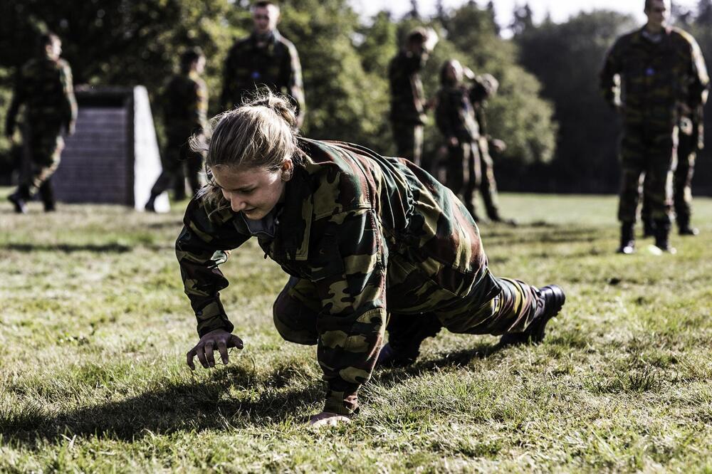 Dok se u Srbiji lome koplja oko vojnog roka, ova princeza je dobrovoljno obukla uniformu: Imala je samo ovaj uslov!