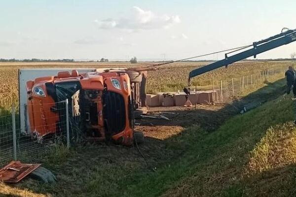 Nezgoda kod Feketića: Prevrnuo se kamion, sleteo u njivu (FOTO)