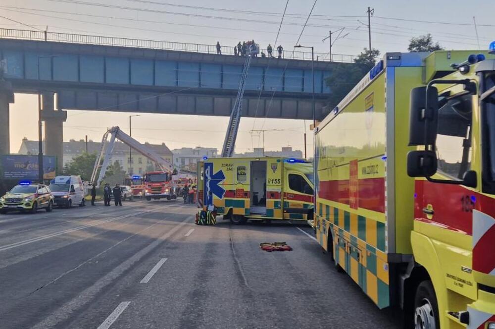 Dva putnička voza se sudarila u Pragu: U nesreći povređeno desetak osoba, spasioci na mestu (FOTO/VIDEO)