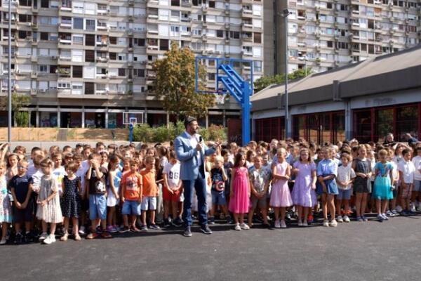 Podela pomoći za đake: Isplata u iznosu od 20.000 dinara za svakog osnovca i srednjoškolca