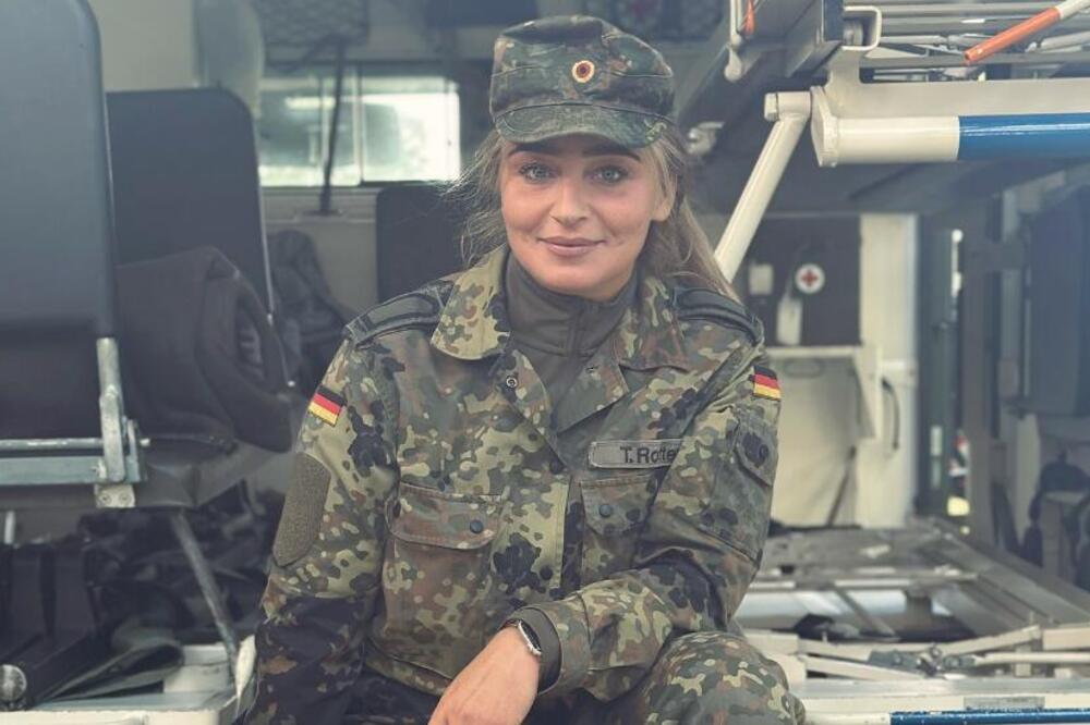 Tina žari i pali u uniformi, a kad je skine... Zbog ove fatalne plavuše bi Srbi trčeći otišli u vojsku (FOTO)