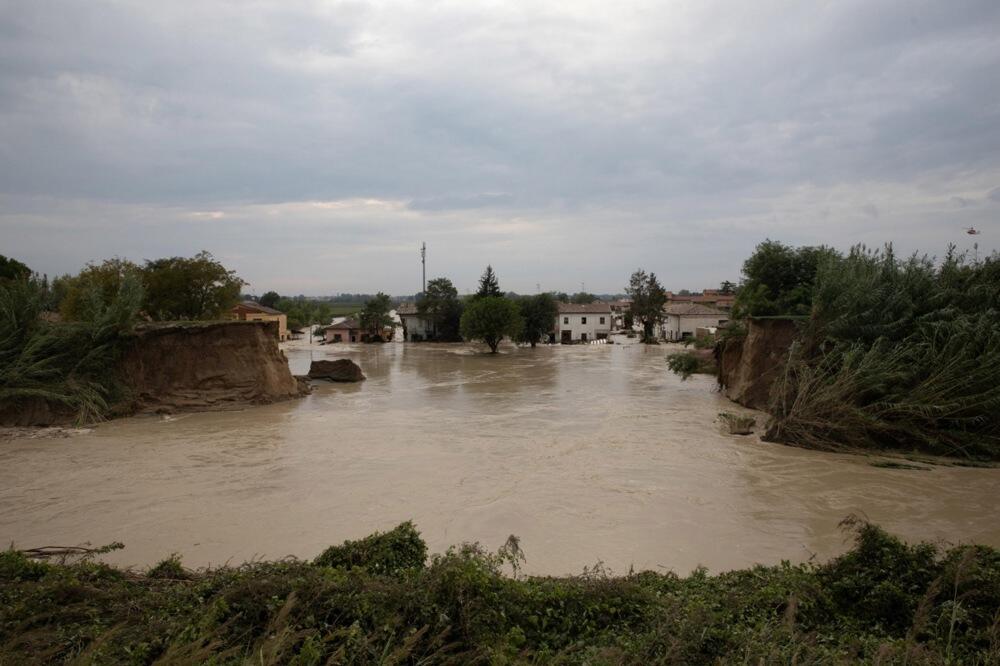 Izdato više od 180 upozorenja na poplave! Nevreme dovelo do katastrofe!