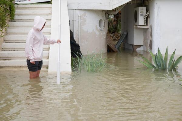 Poplave opustošile Italiju, traže se nestali: Na snazi crveno upozorenje, ove lokacije su kritične (FOTO)