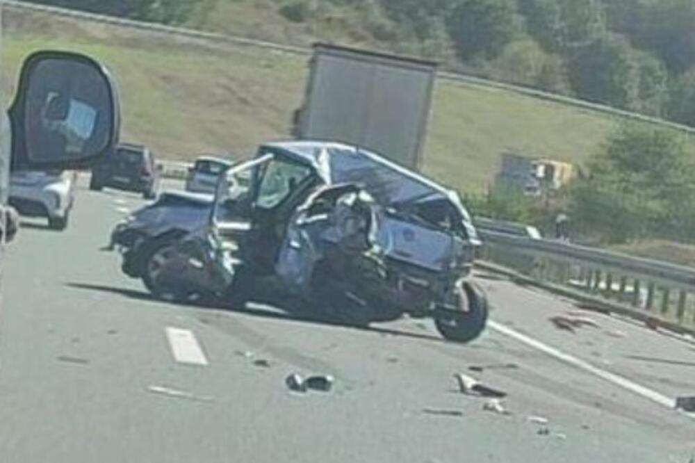 Jeziv udes na auto-putu Miloš Veliki: Automobil potpuno zgužvan, srča rasuta posvuda (foto)