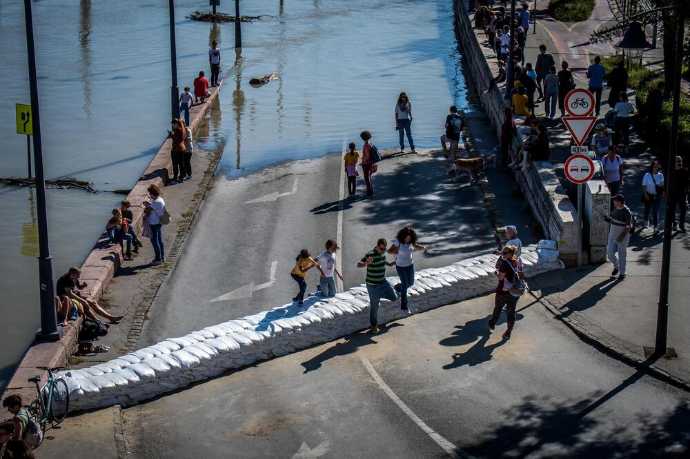 Pred Mađarima teška noć: Pik vodenog talasa samo što nije stigao, pogledajte ove prizore iz Budimpešte! (FOTO)