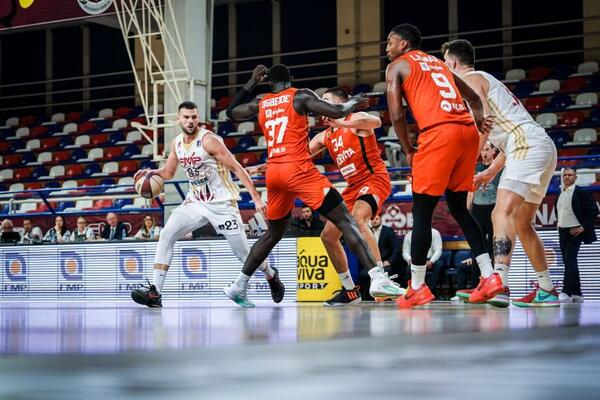 Čitvav Železnik zanemeo u sekundi: Jeziv pad na glavu košarkaša Cedevita Olimpije!