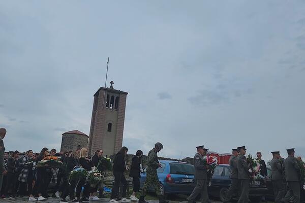 Novi Pazar ne pamti tužniju povorku! Danijel sahranjen sa svoje troje dece, cela zemlja plače za njima (VIDEO)