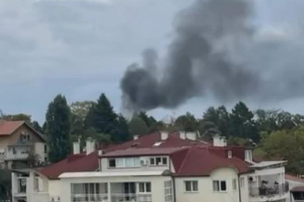 Crni dim kulja na Banjici: Zapalila se kasarna, vatrogasci na licu mesta (VIDEO)