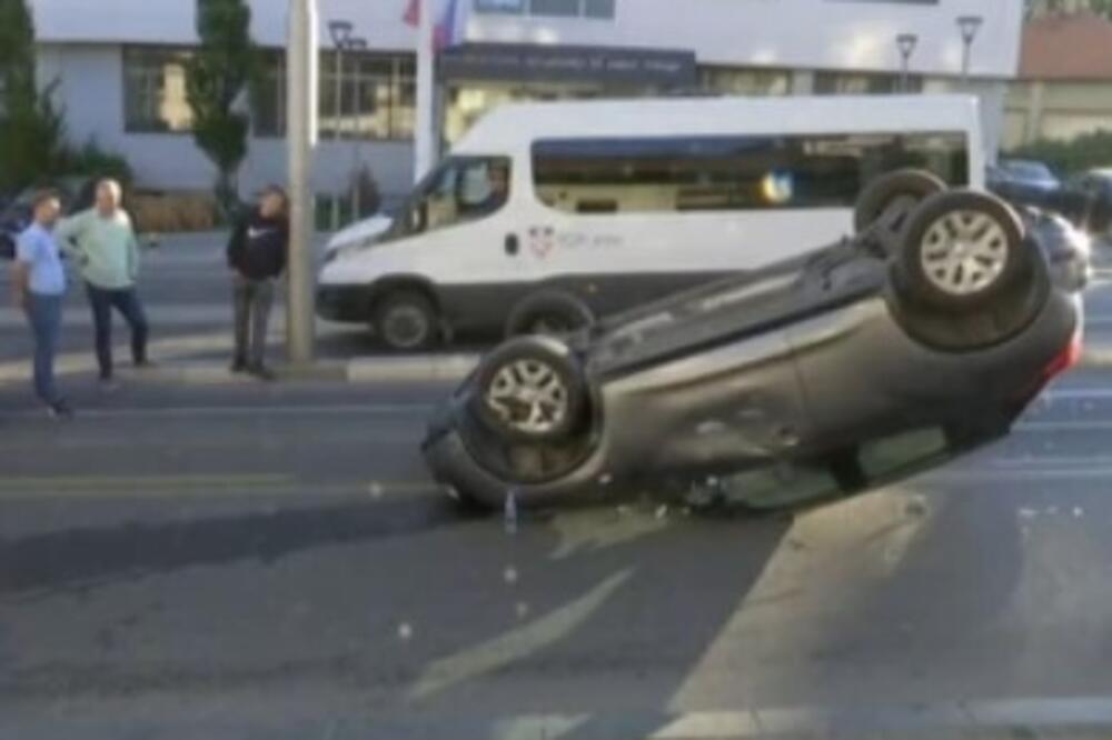 Šok scena u Vojvode Stepe! Automobil stoji "naglavačke", a vozača ni na mapi, evo šta je razlog