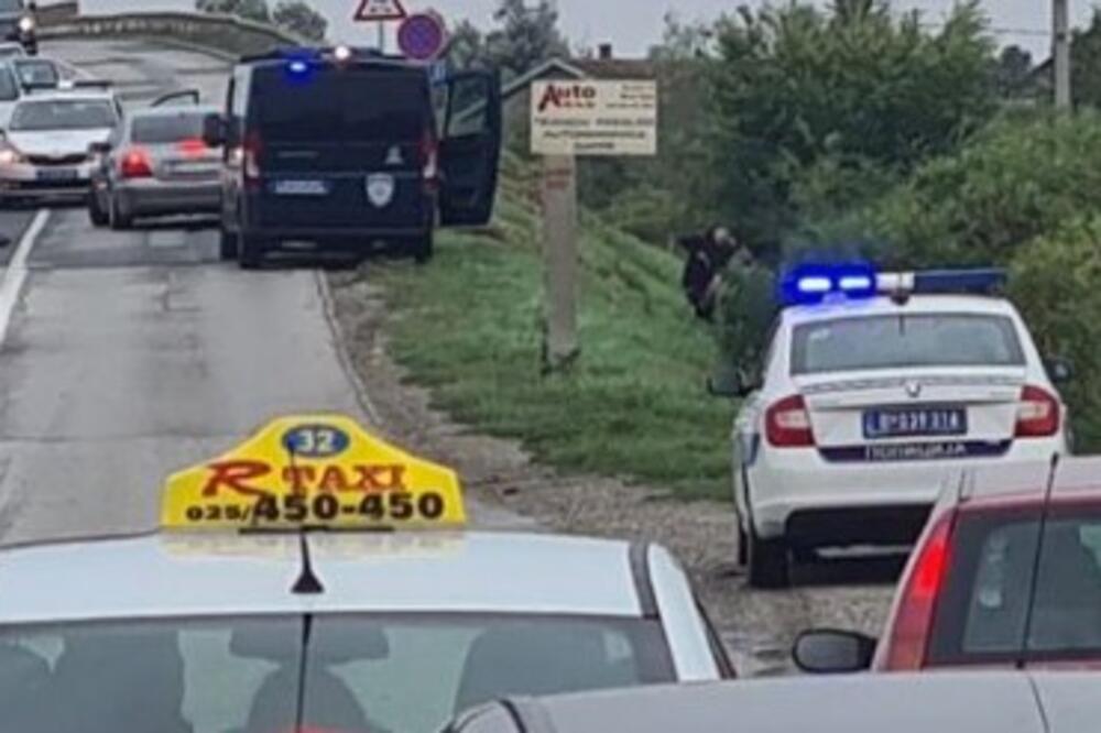 Bežao od policije, pa sleteo sa puta: Filmska potera u Novom Sadu, sumnja se da je vozač učestvovao u pljački! FOTO