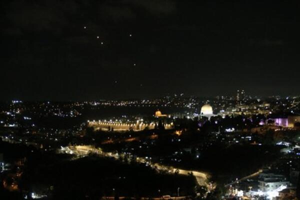 Prve fotografije napada Irana na Izrael: Gorelo je nebo nad svetom zemljom (FOTO)