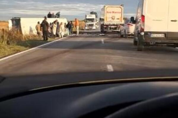 Đački autobus se sudario sa automobilom na starom putu između Novog Sada i Inđije: Ima mrtvih! (VIDEO)