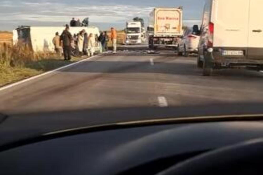 Đački autobus se sudario sa automobilom na starom putu između Novog Sada i Inđije: Ima mrtvih! (VIDEO)