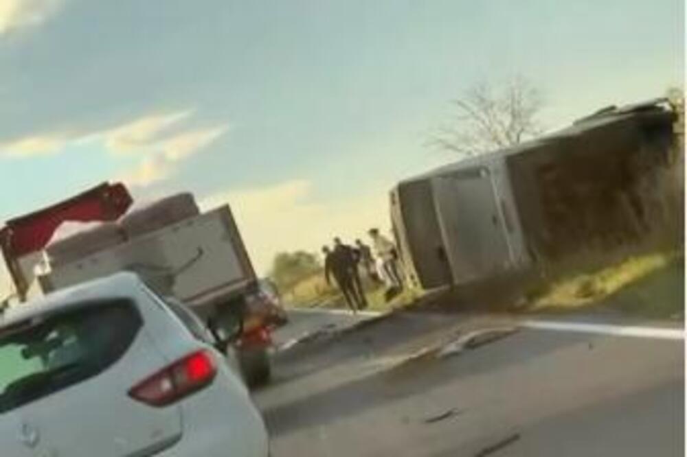 Prizori sa mesta nesreće kod Novog Sada lede krv u žilama: Ljudi iskaču iz vozila, deca traže pomoć! (VIDEO)