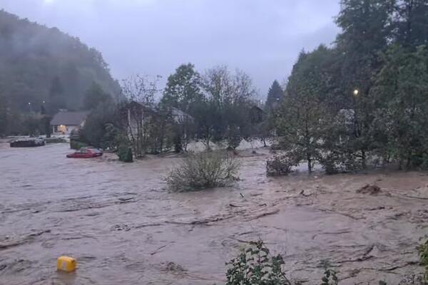 Strašne poplave pogodile i Fojnicu: Brojna naselja potpuno odsečena, ulice pretvorene u reke! (VIDEO)