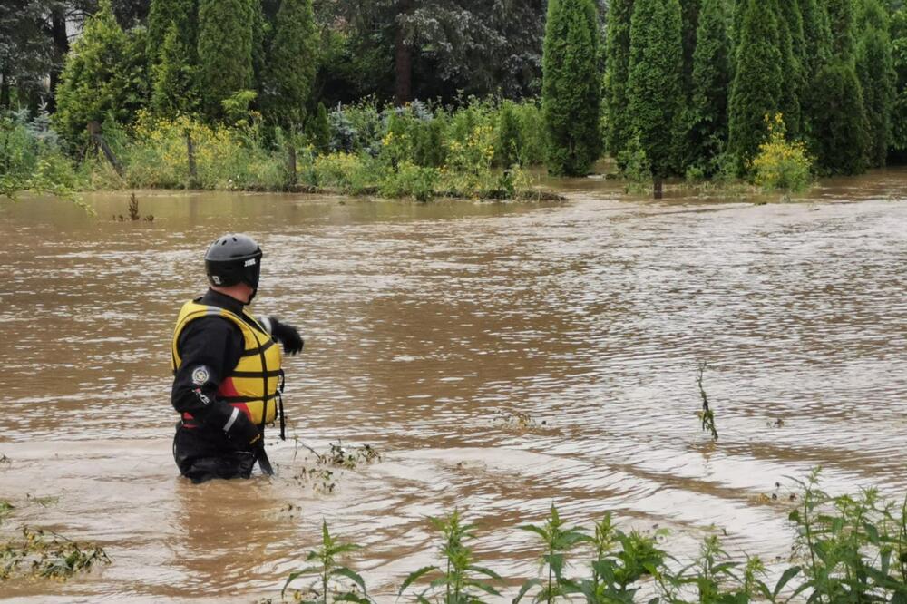 "Bilo je jako opasno, spasavali smo šta se spasti da": Spasilac GSS opisao užas u potopljenoj Jablanici i okolini