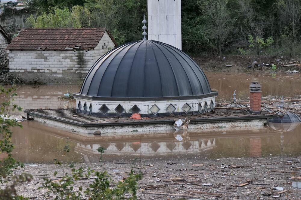 Slika jablaničke džamije obišla svet: Na munari porodica imama uspela da se spasi od katastrofe (FOTO)