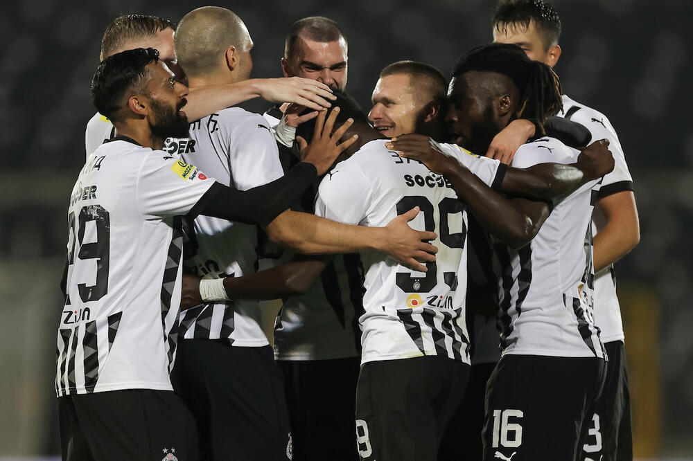 Partizan igra pred praznim tribinama!