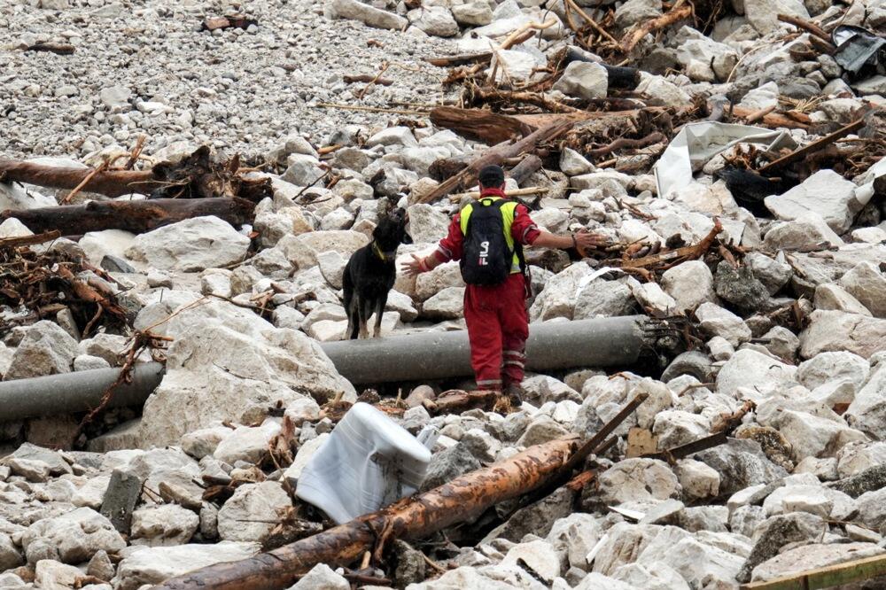 Tim spasilaca iz Srbije otišao u Jablanicu: Nastavljaju potragu za žrtvama katastrofalne poplave (FOTO)