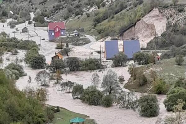 Zastrašujući prizori potopa i u Crnoj Gori! Turisti i meštani odsečeni od sveta, reka odnela dva mosta (FOTO/VIDEO)