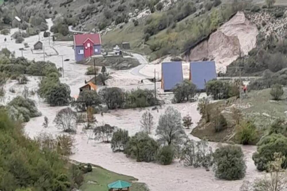 Zastrašujući prizori potopa i u Crnoj Gori! Turisti i meštani odsečeni od sveta, reka odnela dva mosta (FOTO/VIDEO)