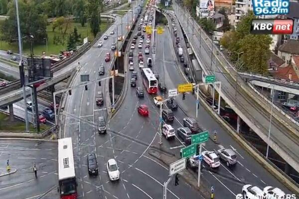 Čim padne kiša, odmah kolaps: Kilometarske kolone u Beogradu, na ovim mestima je najkritičnije (FOTO)