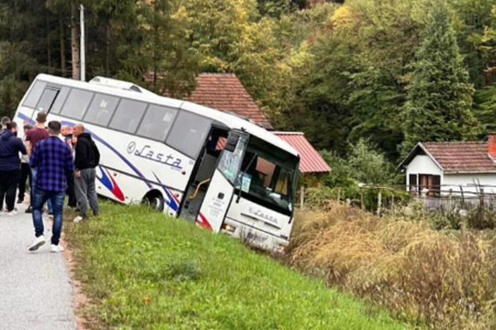 Autobus sa putnicima skliznuo sa puta pa završio u njivi! Haos na izlazu iz Valjeva (FOTO)