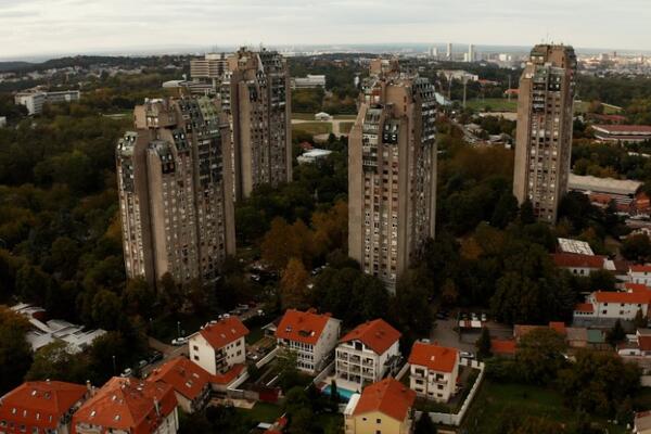 Pogled sa njih se pruža do Fruške Gore: Pet solitera na Banjici su jedinstveni simbol Beograda (FOTO)