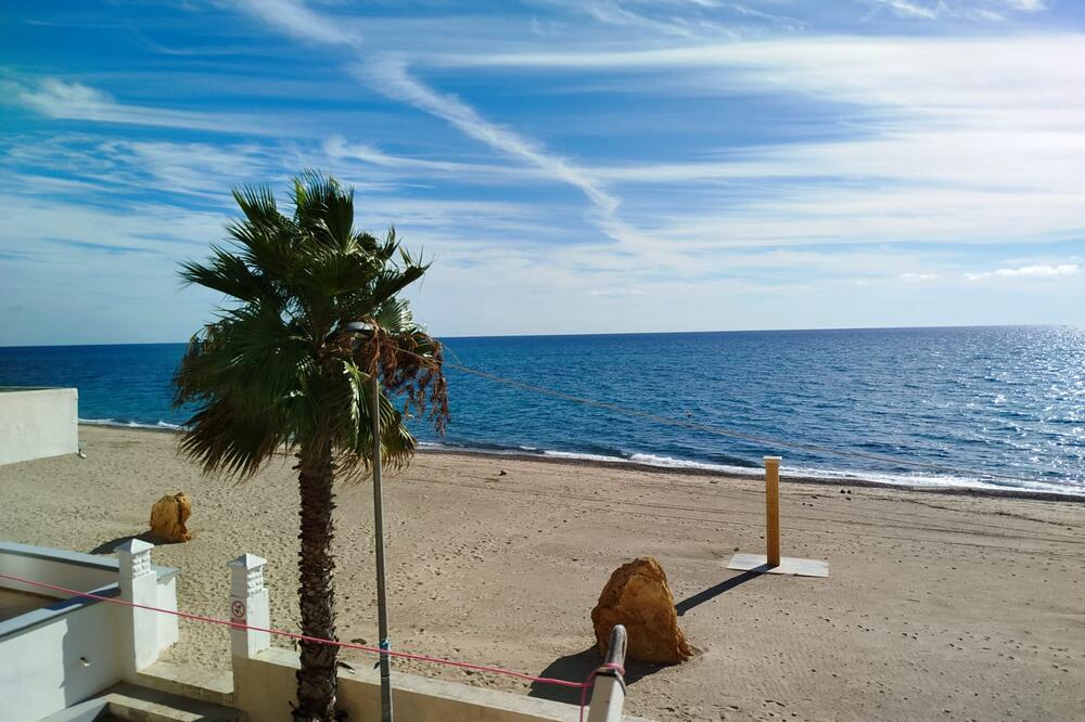 Dvosoban stan na obali mora se prodaje za manje pare nego garsonjera na Karaburmi: Ovakav pogled se ne propušta!