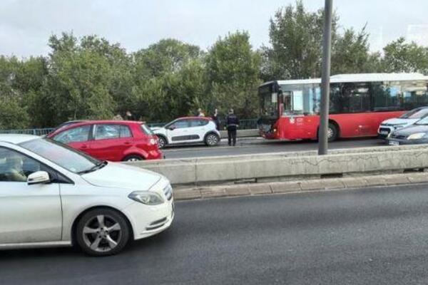 Prvi snimak lančanog sudara na Brankovom mostu: Autobus se zakucao u automobil, 12 osoba povređeno! (VIDEO)