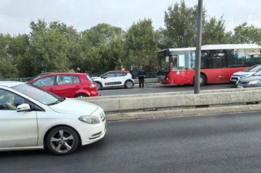 Prvi snimak lančanog sudara na Brankovom mostu: Autobus se zakucao u automobil, 12 osoba povređeno! (VIDEO)