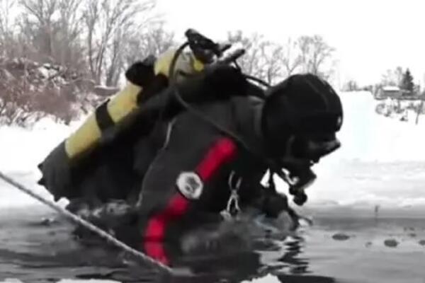 Zaronio je u reku usred ciče zime: Kad je shvatio šta je našao na dnu, umalo se nije onesvestio (VIDEO)