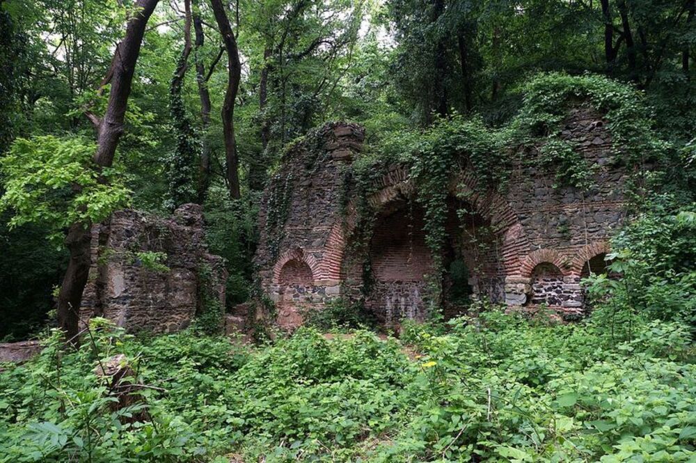 Razvaline stare vizantijske crkve posvećene Svetom Đorđu u Beogradskoj šumi kod Istanbula