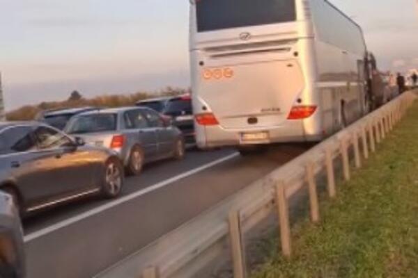 Opšti kolaps u Beogradu: Saobraćaj zaustavljen, vozila stoje, ljudi izlaze, a autobusi mile (VIDEO)