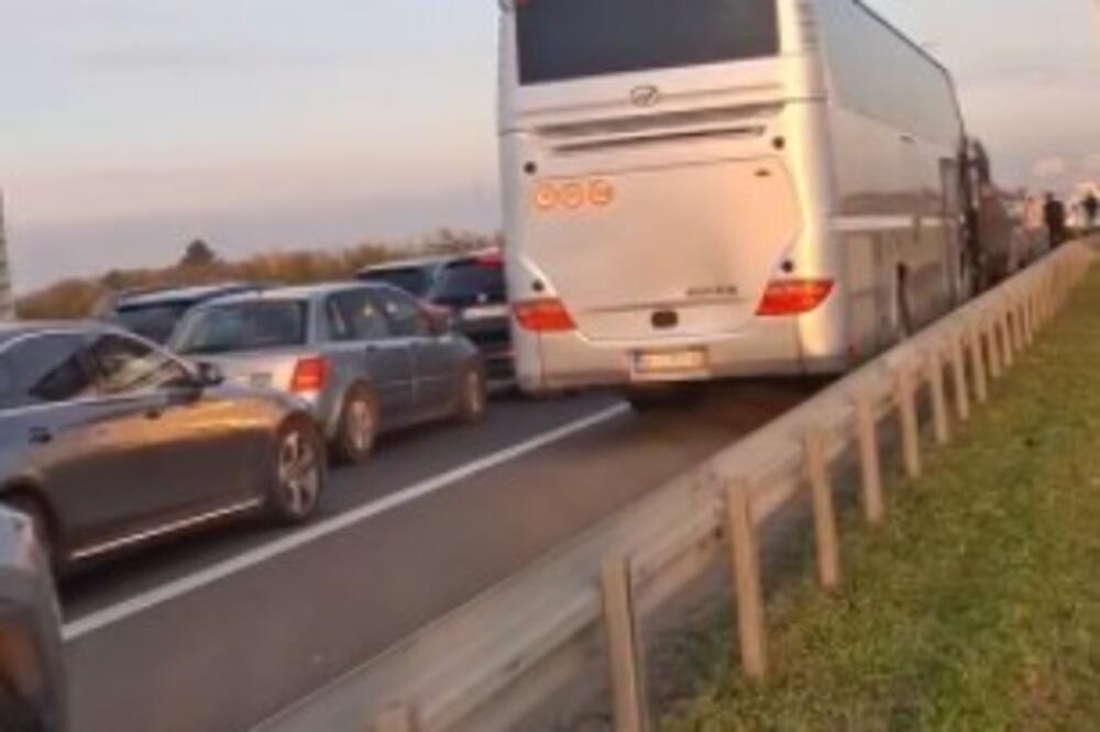 Opšti kolaps u Beogradu: Saobraćaj zaustavljen, vozila stoje, ljudi izlaze, a autobusi mile (VIDEO)