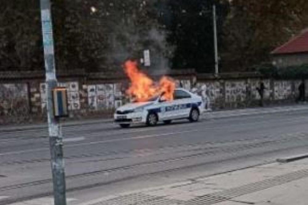 Zapalio se policijski automobil na Dorćolu: Vatra progutala vozilo, saobraćaj obustavljen (FOTO)