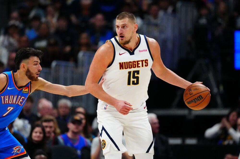 Nikola Jokić (desno) na utakmici Denver Nagetsa i Oklahoma Siti Tandera