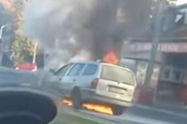 Zapalio se automobil u Vojislava Ilića: Buktinja na sve strane, vozilo skroz u plamenu (VIDEO)