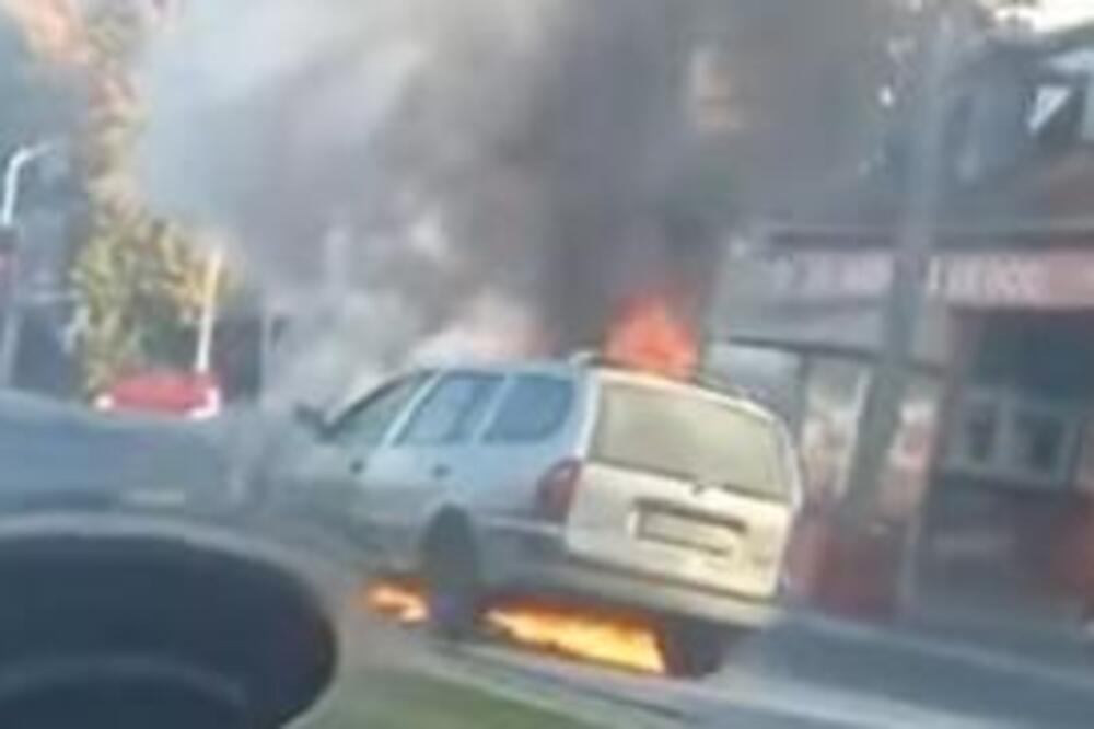 Zapalio se automobil u Vojislava Ilića: Buktinja na sve strane, vozilo skroz u plamenu (VIDEO)