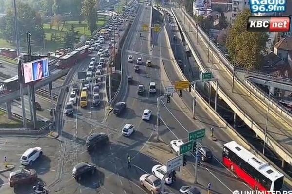 Iznenađujuća slika sa beogradskih ulica: Sve vrvi od automobila, ali nema zastoja (FOTO)