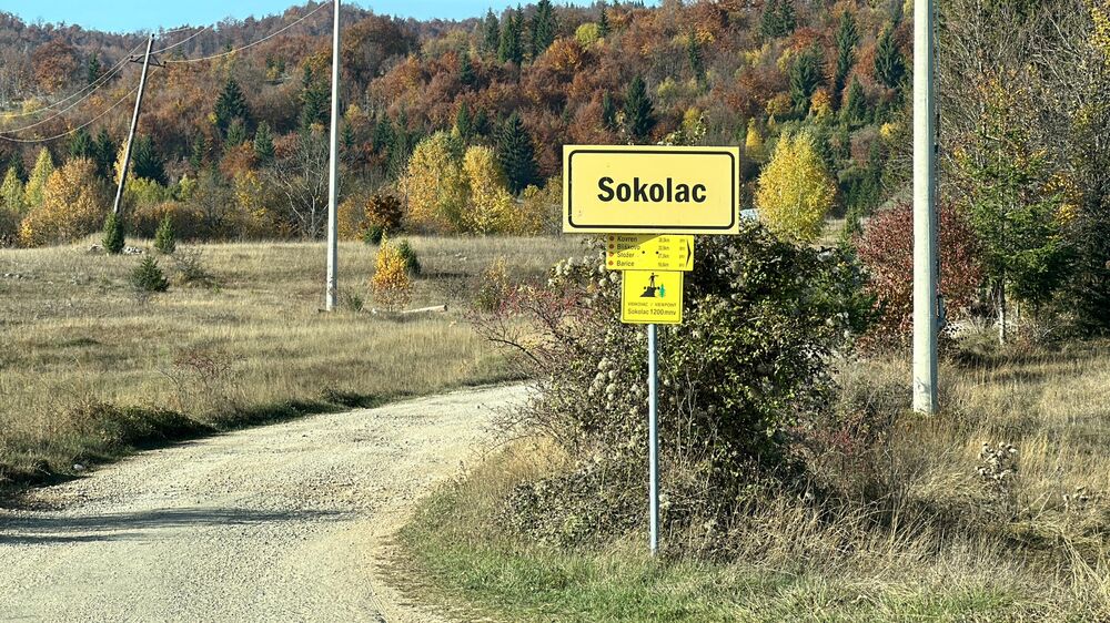 Ulaz u selo Sokolac